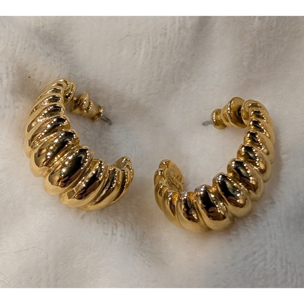 Napier Gold Tone Ribbed Shrimp Hoop Earrings Vintage Style Chunky C-Hoops
